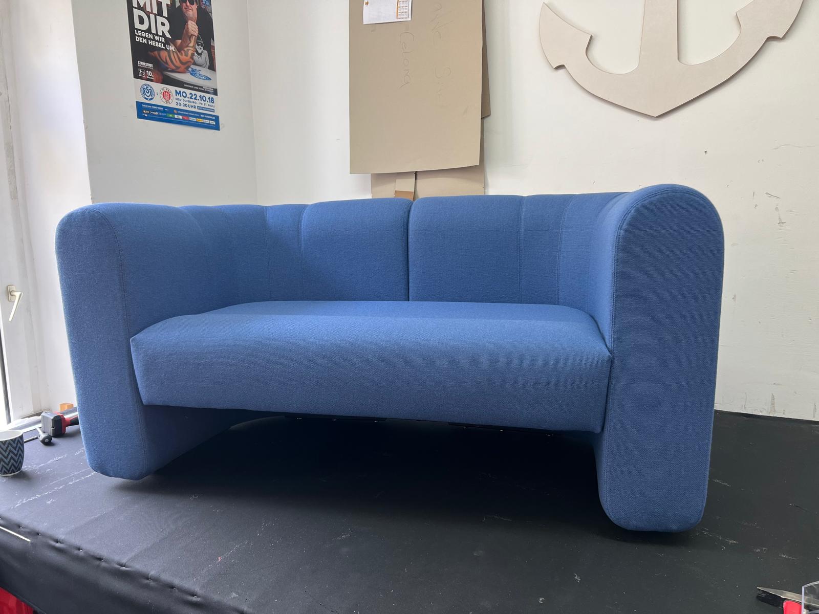 Modernes Design-Sofa in Blau mit organischer, abgerundeter Polsterform, neu bezogen
