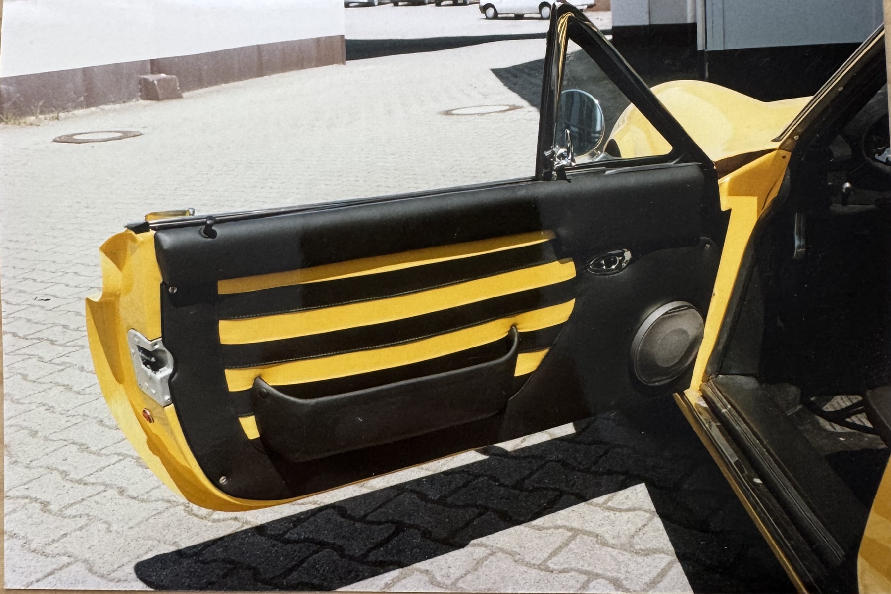 Neu bezogene Türverkleidung des Ferrari Dino in Schwarz mit gelben Streifen.