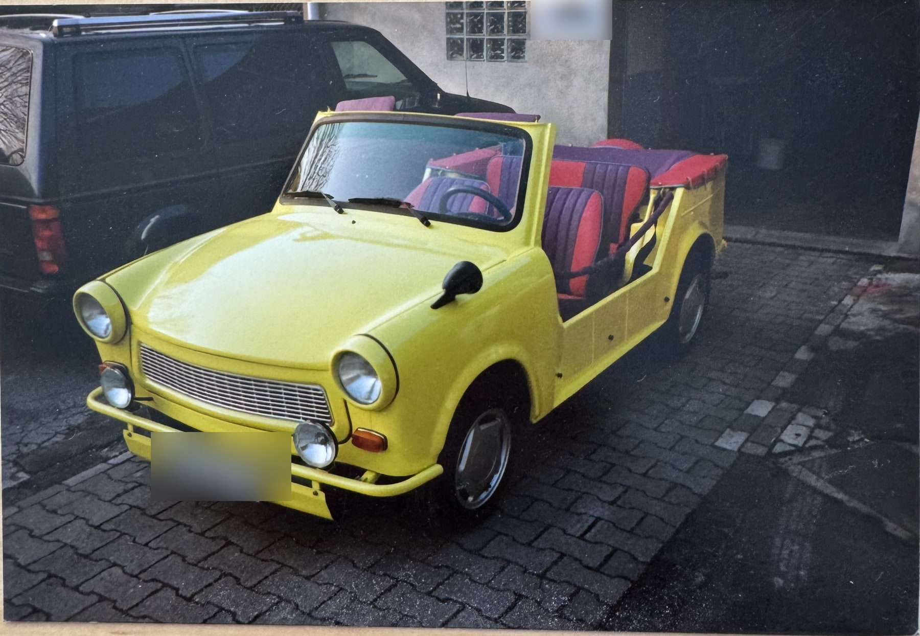 Gelbes Trabant-Cabrio, Sitze und Rückbank in Rot neu bezogen.