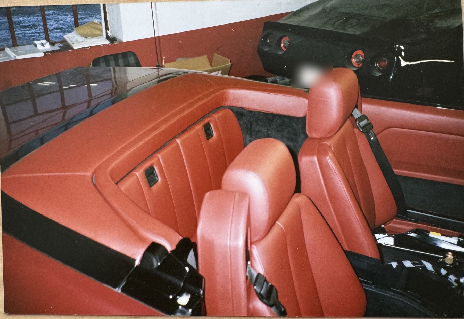 Innenraum eines Mercedes-Cabrios, komplett in rotem Leder neu bezogen.