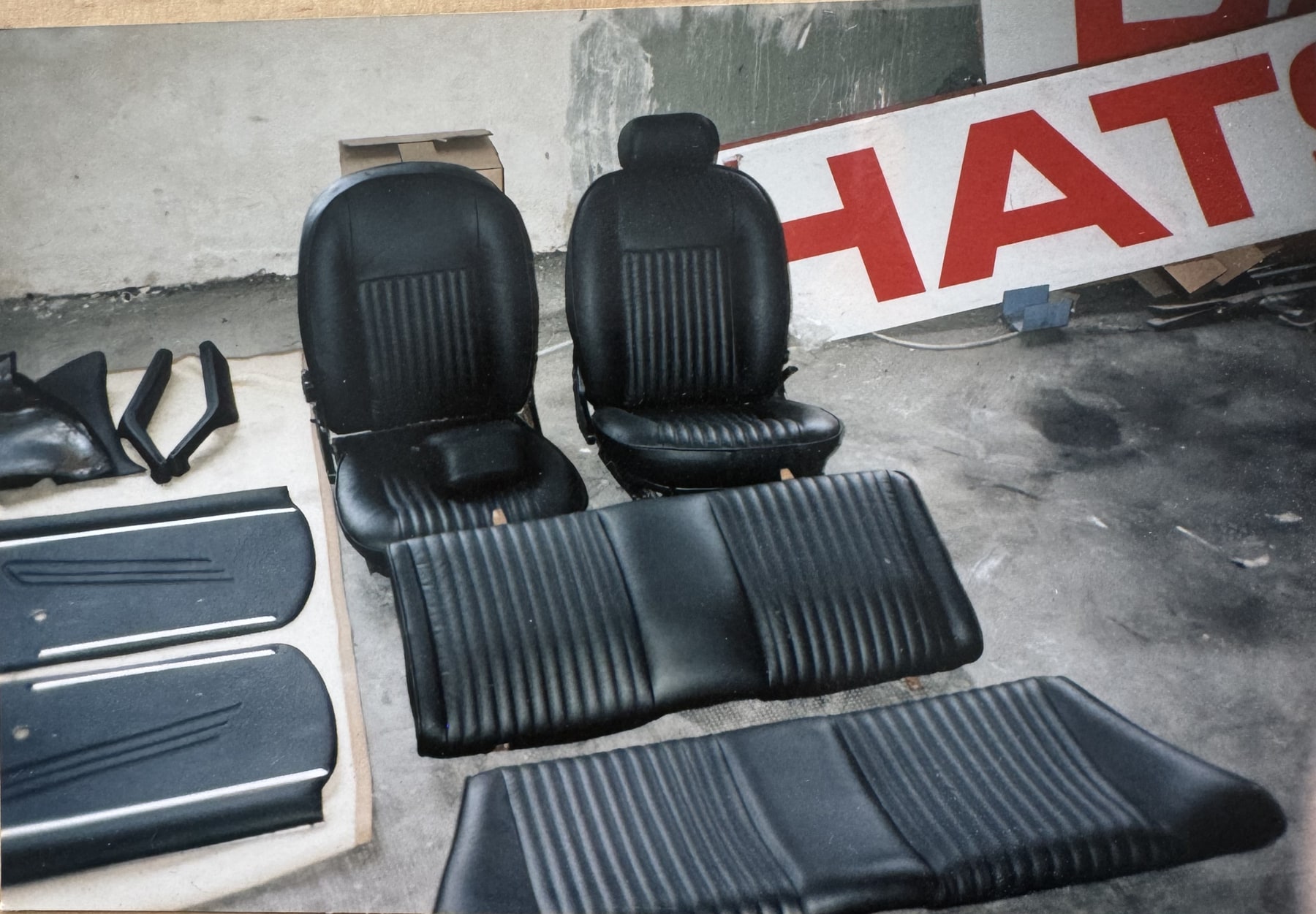 Sitze, Rückbank und Türverkleidungen in schwarzem Leder, fertig zum Einbau.