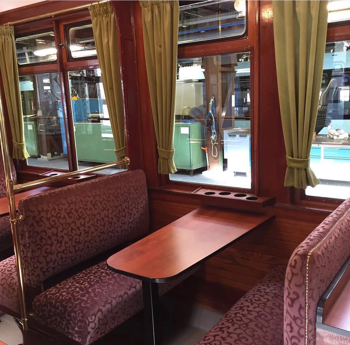 Sitzgruppe im Kaiserwagen mit bordeauxrotem Ornamentbezug nach der Neupolsterung.