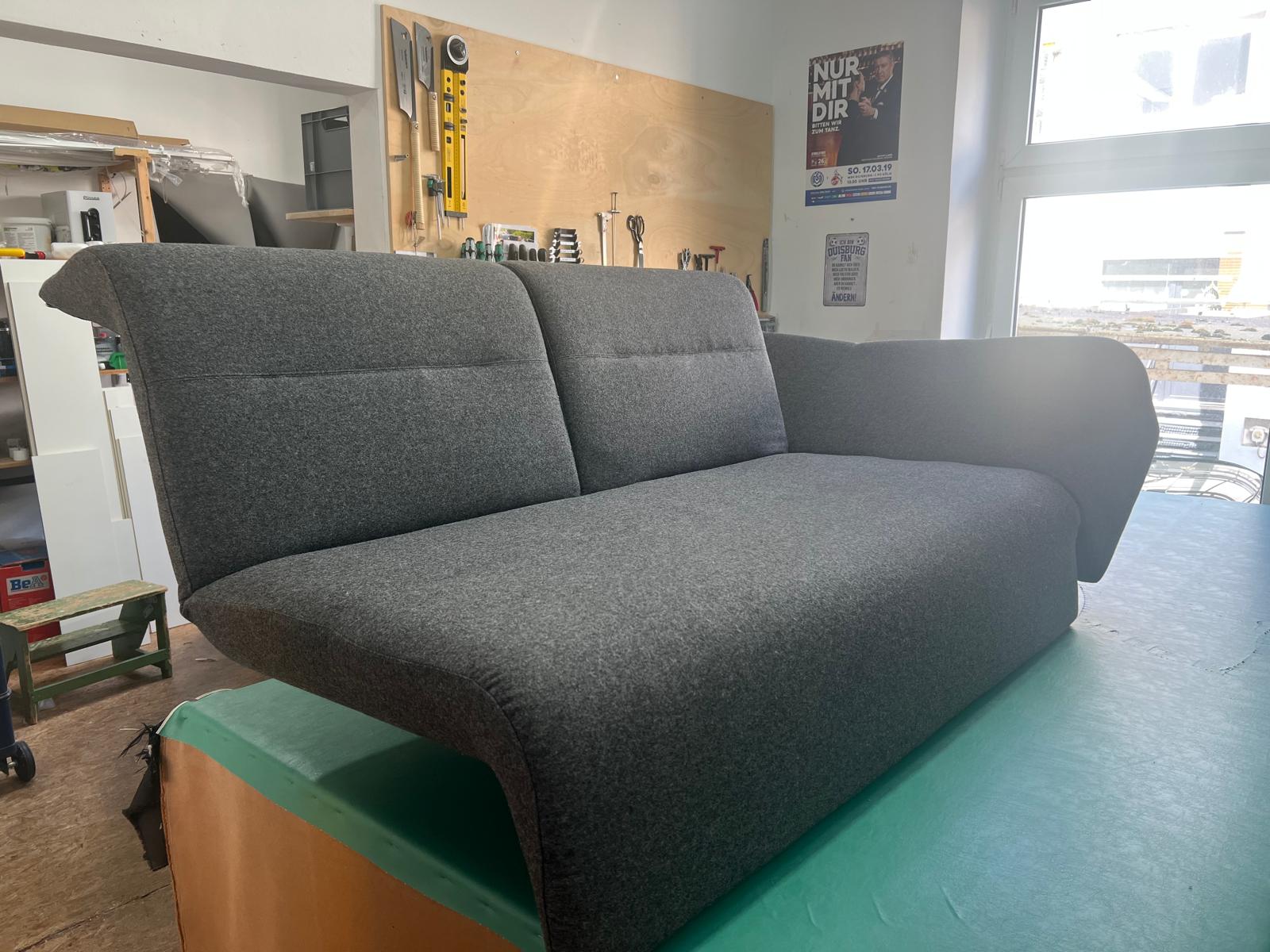 Modernes Lounge-Sofa in grauem Wollfilz, neu bezogen